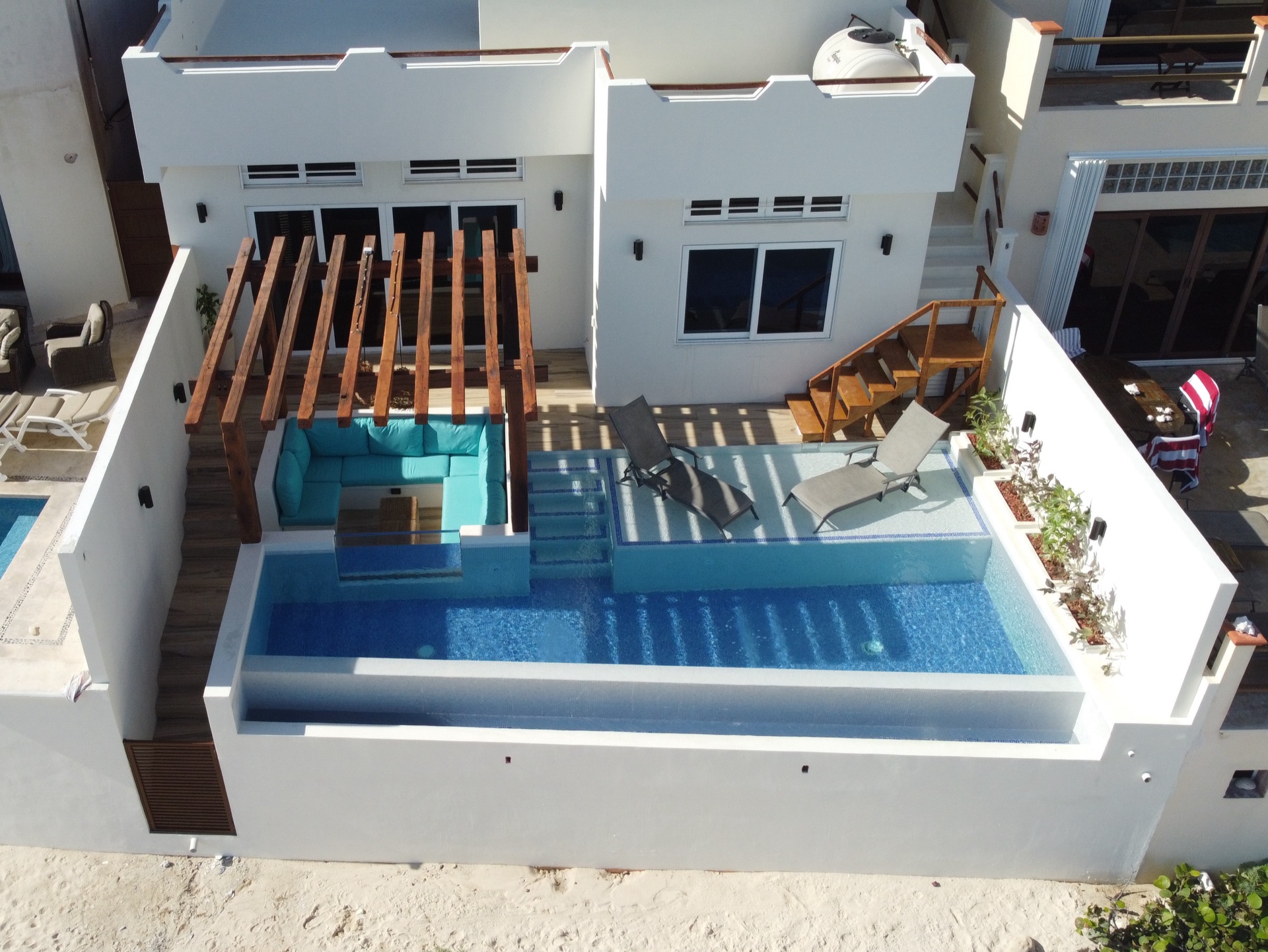 Aerial view of the infinity pool, pergola and back facade — Rincón del Descanso Isla Mujeres
