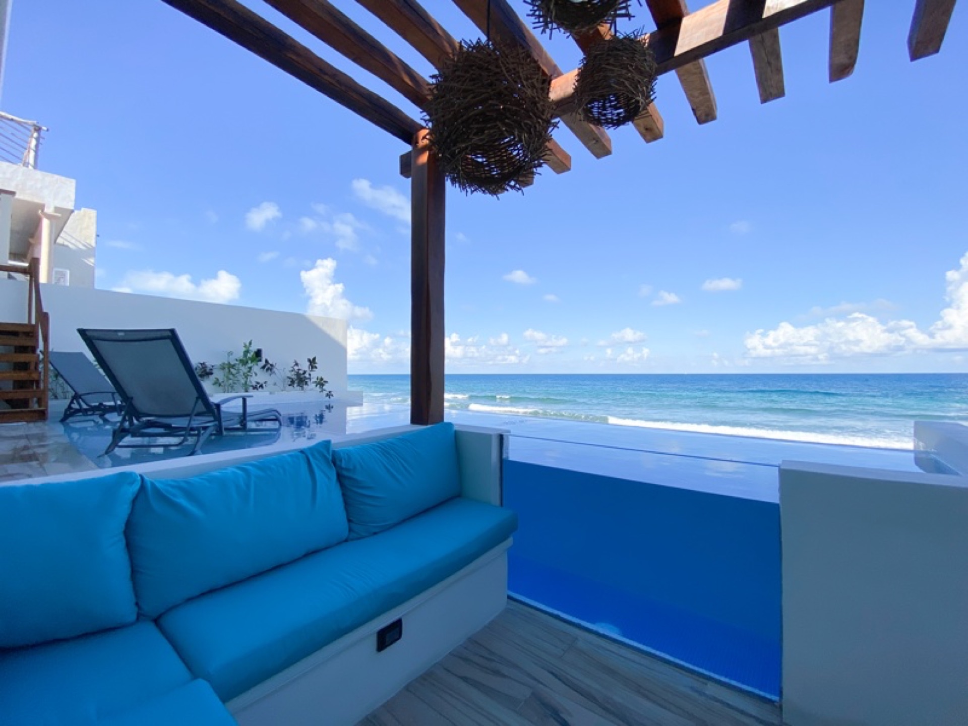 Rooftop pergola seating with ocean view — Rincón del Descanso