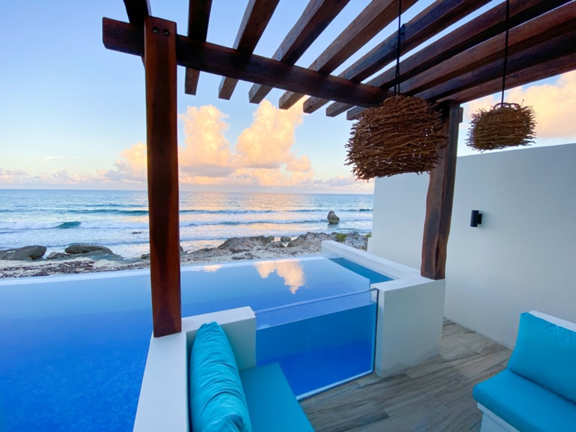 Infinity pool edge with the Caribbean Sea beyond — Isla Mujeres vacation home