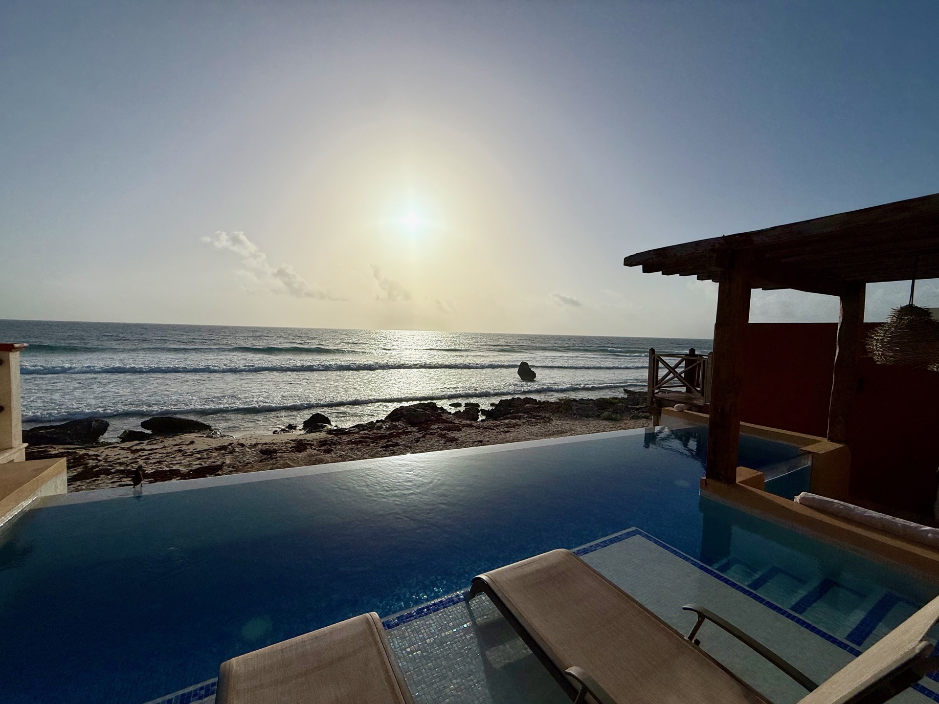 Sunset over the Caribbean Sea with a rock formation offshore — Rincón del Descanso Isla Mujeres
